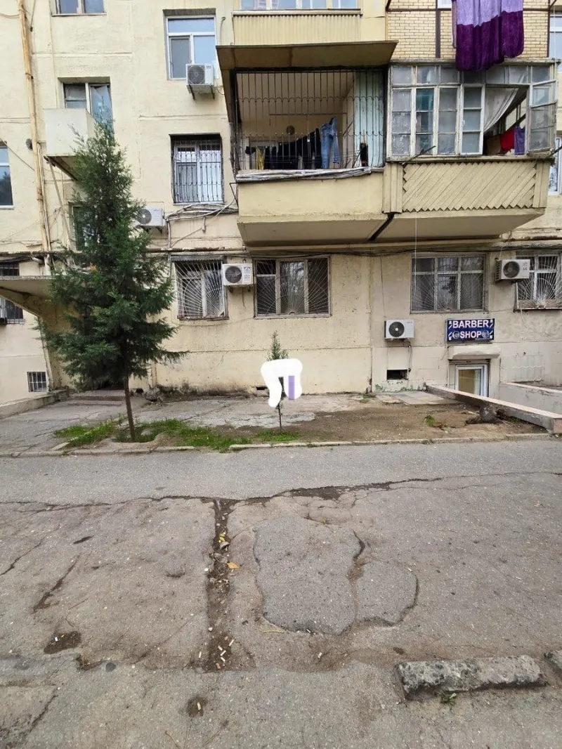 Bakı, Binəqədi r., Memar Əcəmi m., 6-cı mikrorayonda 2 otaqlı mənzil satılır