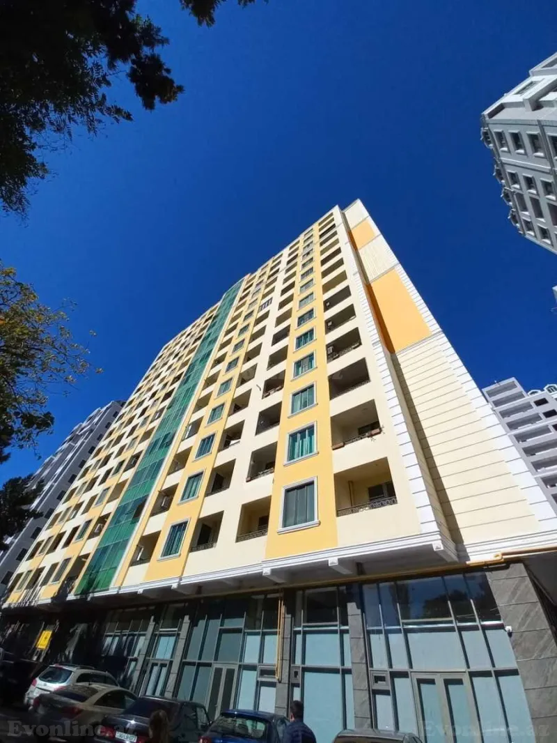 Bakı, Binəqədi r., Azadlıq prospekti m., 6-cı mikrorayonda 4 otaqlı mənzil satılır