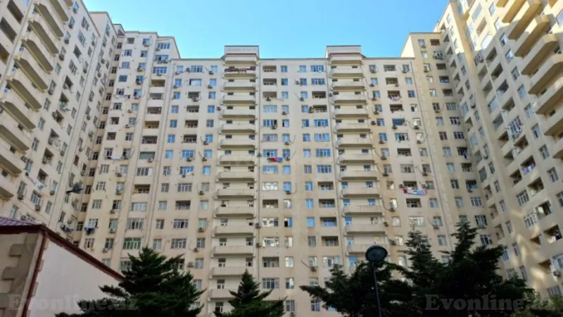 Bakı, Binəqədi r., Memar Əcəmi m., 9-cu mikrorayonda 2 otaqlı mənzil satılır