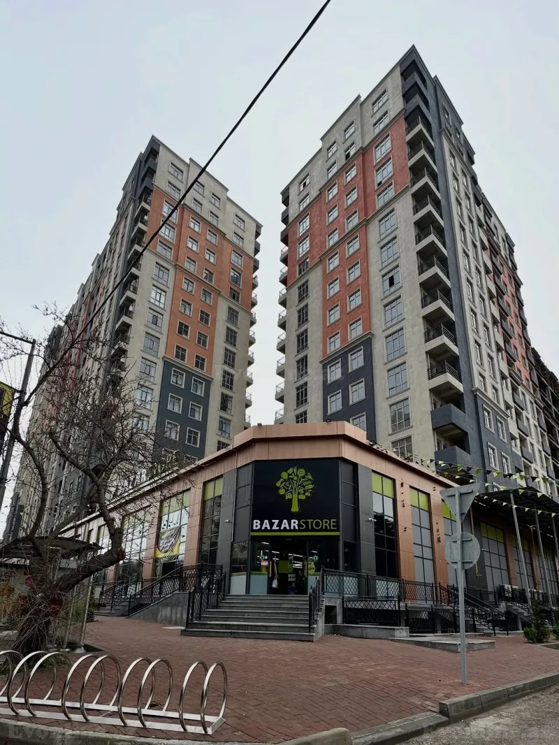 Bakı, Nizami r., Qara Qarayev m.da 3 otaqlı mənzil satılır