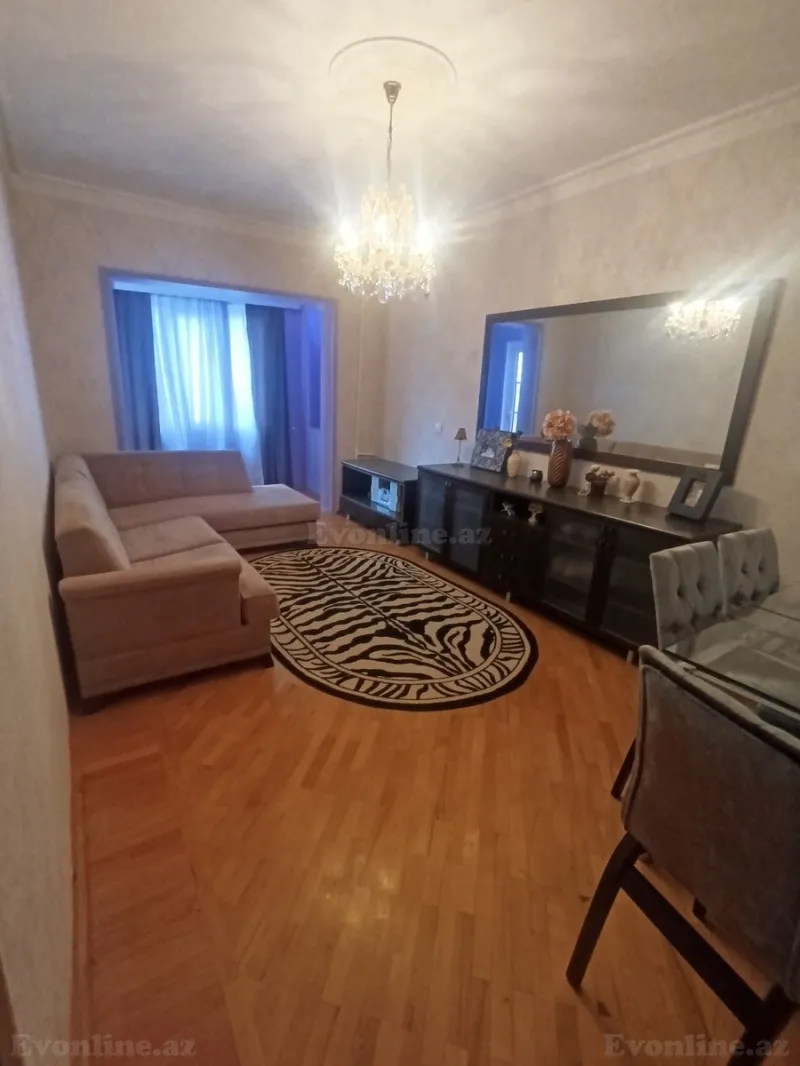 Bakı, Binəqədi r., Azadlıq prospekti m., 8-ci mikrorayonda 3 otaqlı mənzil satılır