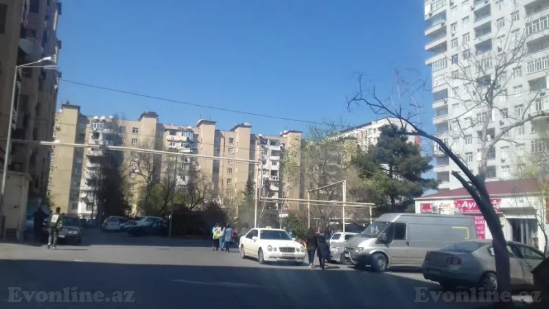 Bakı, Binəqədi r., Azadlıq prospekti m., 8-ci mikrorayonda 2 otaqlı mənzil satılır