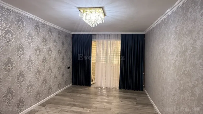 Bakı, Binəqədi r., 8-ci mikrorayonda 3 otaqlı mənzil satılır