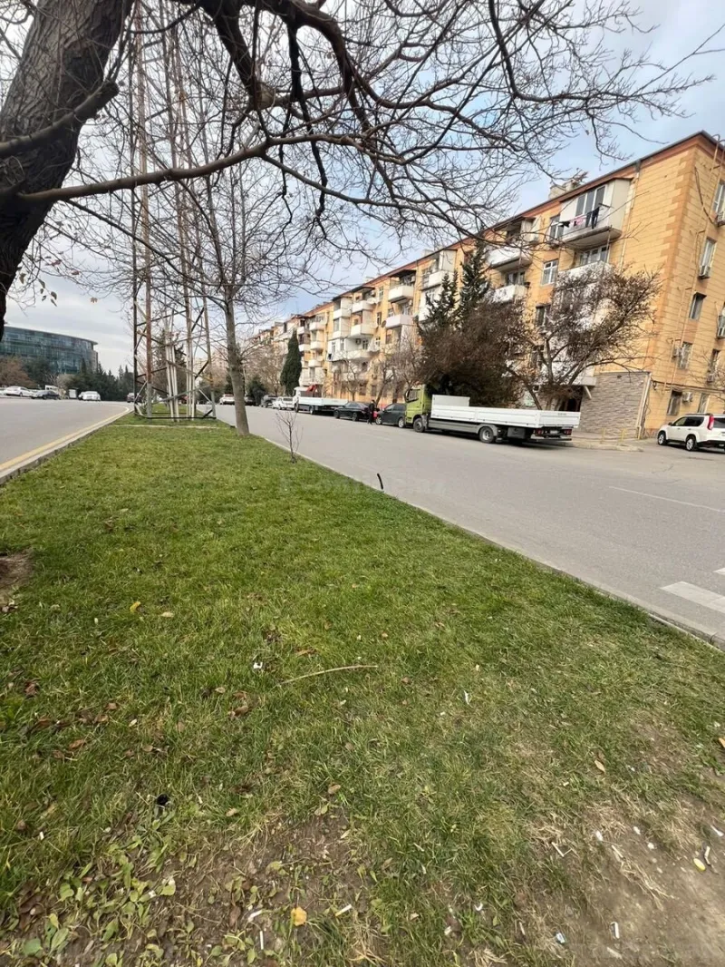 Bakı, Nizami r., Qara Qarayev m.da 3 otaqlı mənzil satılır