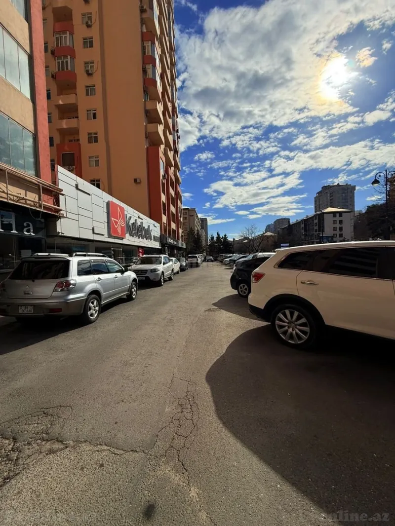 Bakı, Yasamal r., İnşaatçılar m.da 3 otaqlı mənzil satılır