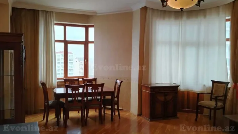3 otaqlı Mənzil 150 m² Elmlər Akademiyası m. Kirayə verilir