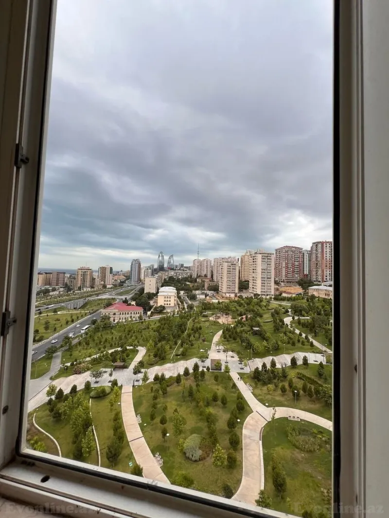 6 otaqlı Mənzil 195 m² Elmlər Akademiyası m. Satılır