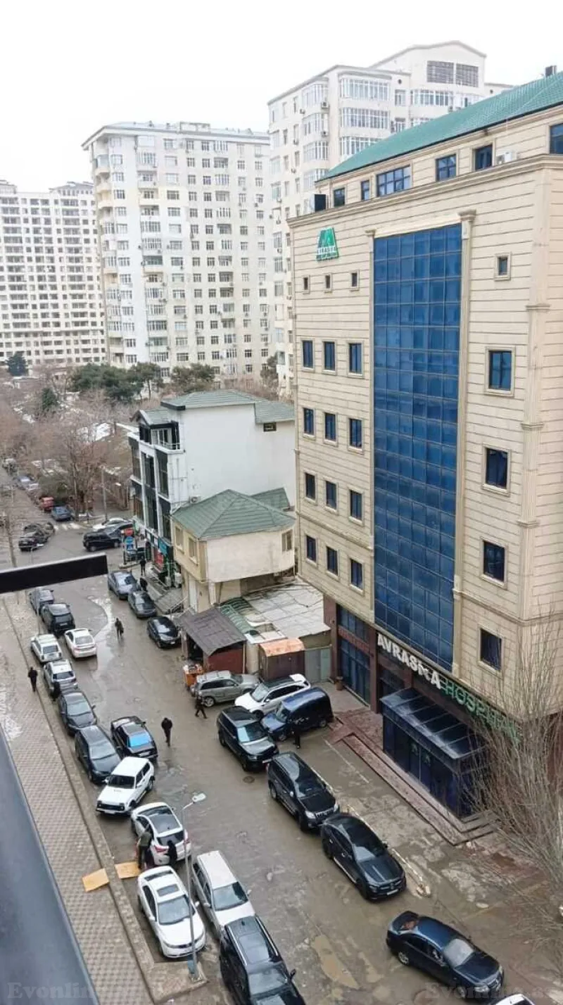 3 otaqlı Mənzil 65 m² 8 Noyabr m. Kirayə verilir