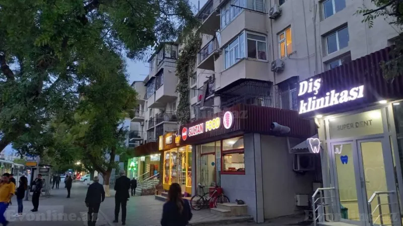 Bakı, Nəsimi r., Memar Əcəmi m., 4-cü mikrorayonda 3 otaqlı mənzil satılır