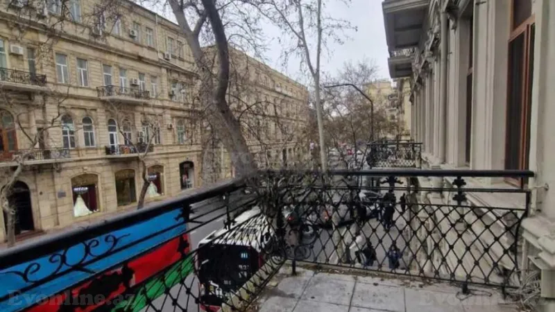 Satılır 4 otaqlı Mənzil Köhnə tikili 220 m² Sahil m. - şəkil 2