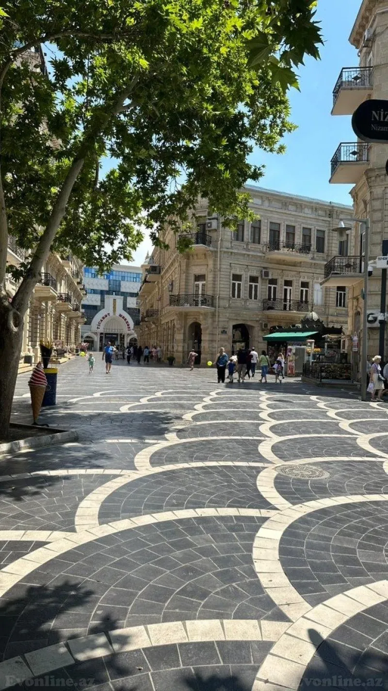 Satılır 5 otaqlı Mənzil Köhnə tikili 250 m² Sahil m.