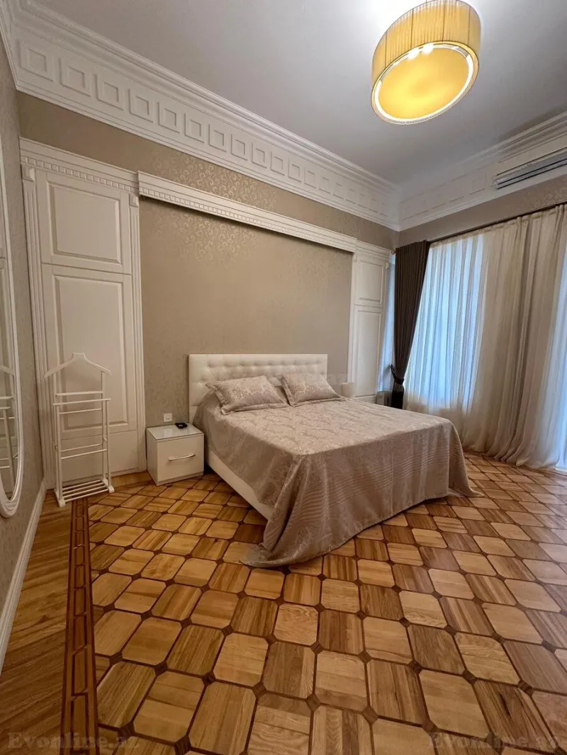 Satılır 5 otaqlı Mənzil Köhnə tikili 250 m² Sahil m. - şəkil 8