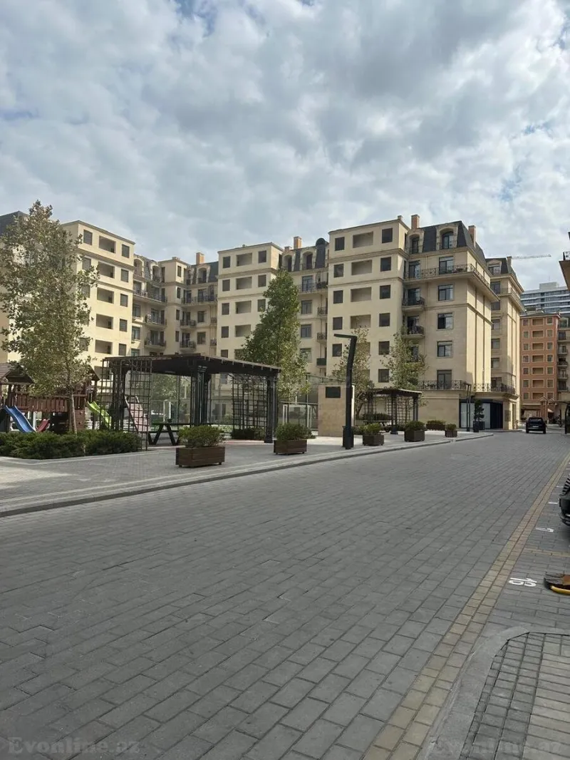 3 otaqlı Mənzil 137 m² Xətai r. Kirayə verilir