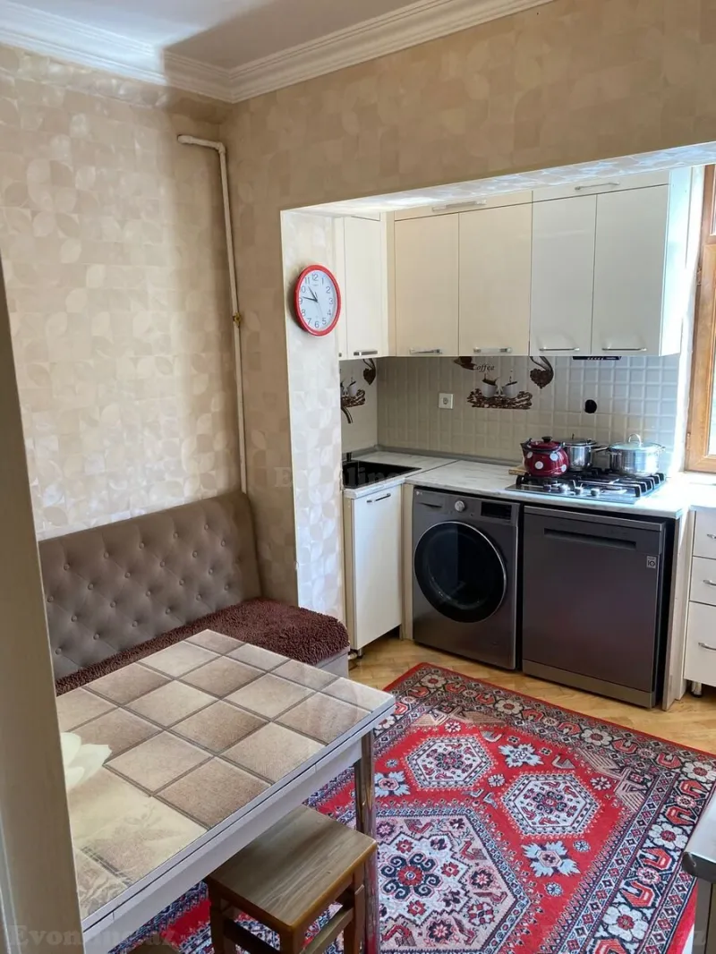 5 otaqlı Mənzil 120 m² İnşaatçılar m. Satılır