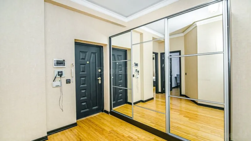 Kirayə verilir 3 otaqlı Mənzil Yeni tikili 135 m² İnşaatçılar m. - şəkil 12