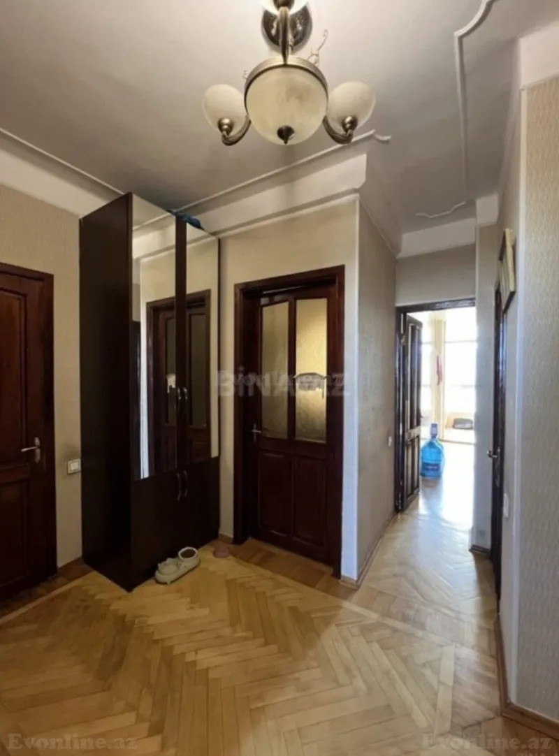 Satılır 4 otaqlı Mənzil Köhnə tikili 100 m² Gənclik m. - şəkil 4