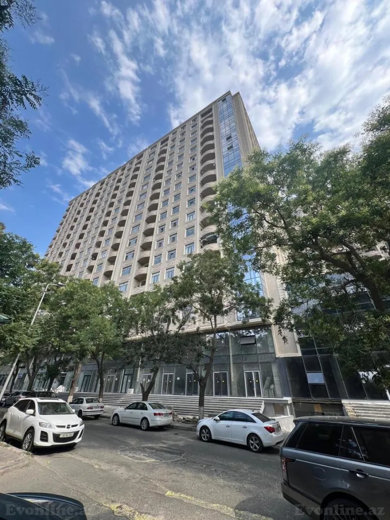 Satılır 3 otaqlı Mənzil Yeni tikili 141 m² 28 May m.