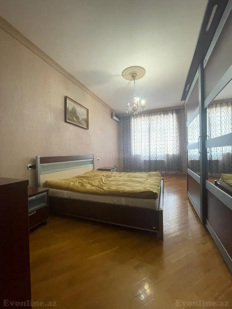 4 otaqlı Mənzil 240 m² Elmlər Akademiyası m. Satılır