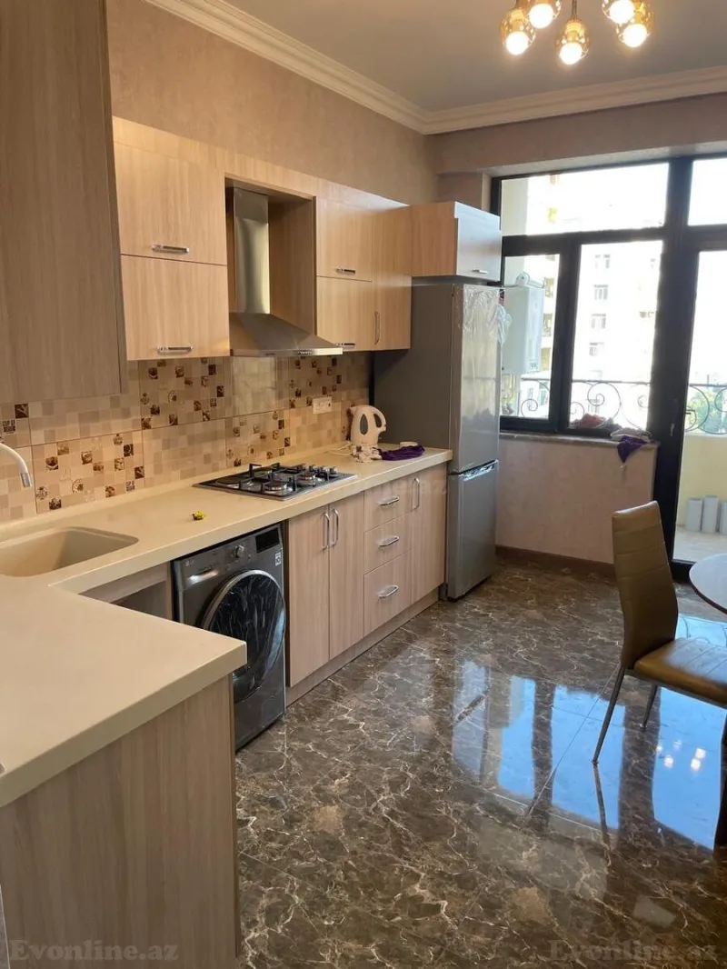 3 otaqlı Mənzil 90 m² İnşaatçılar m. Kirayə verilir