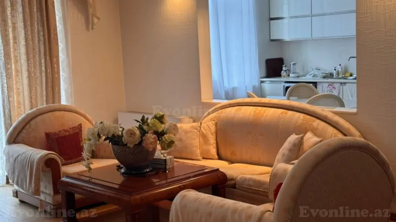 3 otaqlı Mənzil 130 m² 8 Noyabr m. Kirayə verilir