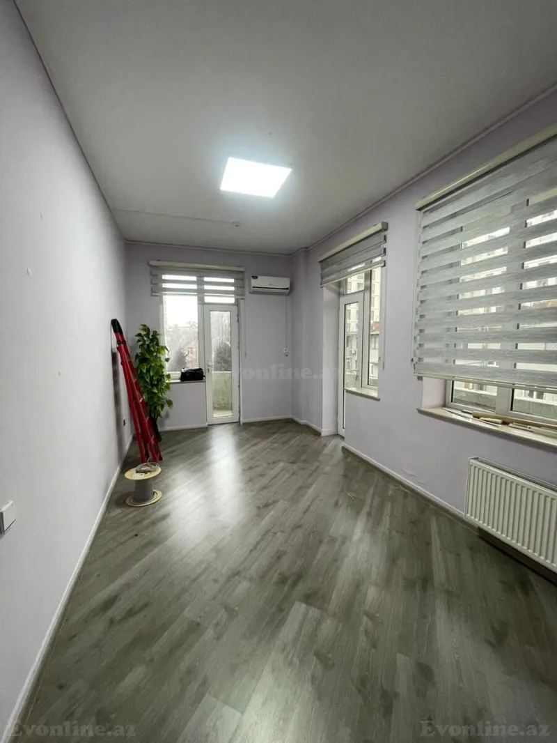 Kirayə verilir Ofis 230 m² İnşaatçılar m.