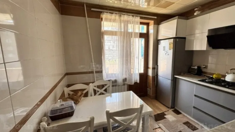 Satılır 4 otaqlı Mənzil Köhnə tikili 105 m² Xətai r. - şəkil 8