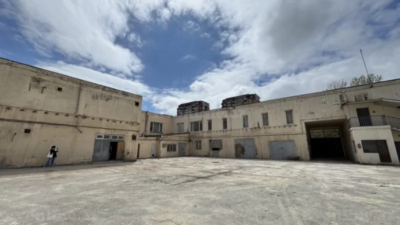 Obyekt 2000 m² Bakmil m. Satılır