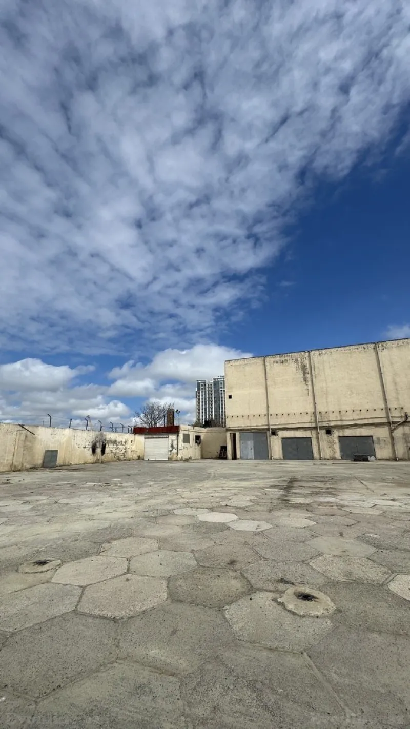 Satılır Obyekt 2000 m² Bakmil m. - şəkil 2