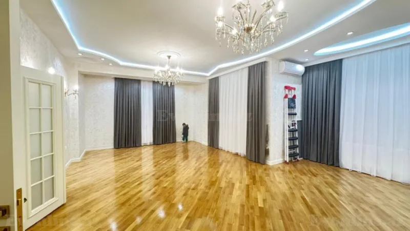 Satılır 4 otaqlı Mənzil Yeni tikili 155 m² Dərnəgül m. - şəkil 2