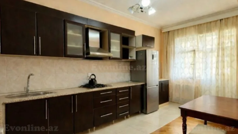 3 otaqlı Mənzil 121 m² 28 May m. Kirayə verilir