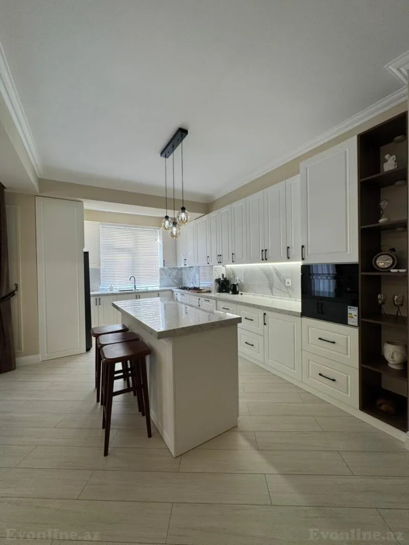 4 otaqlı Mənzil 175 m² 8 Noyabr m. Satılır