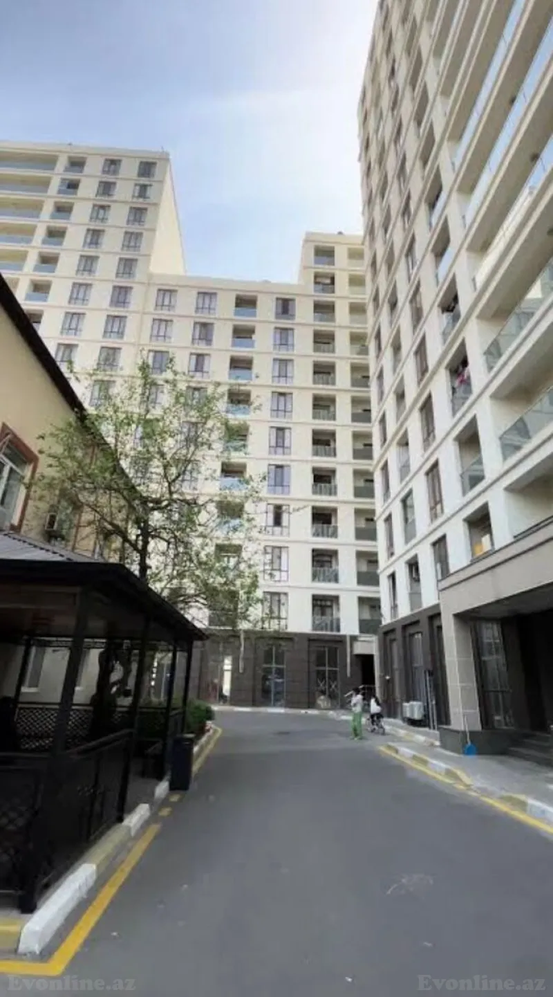 3 otaqlı Mənzil 100 m² İnşaatçılar m. Satılır