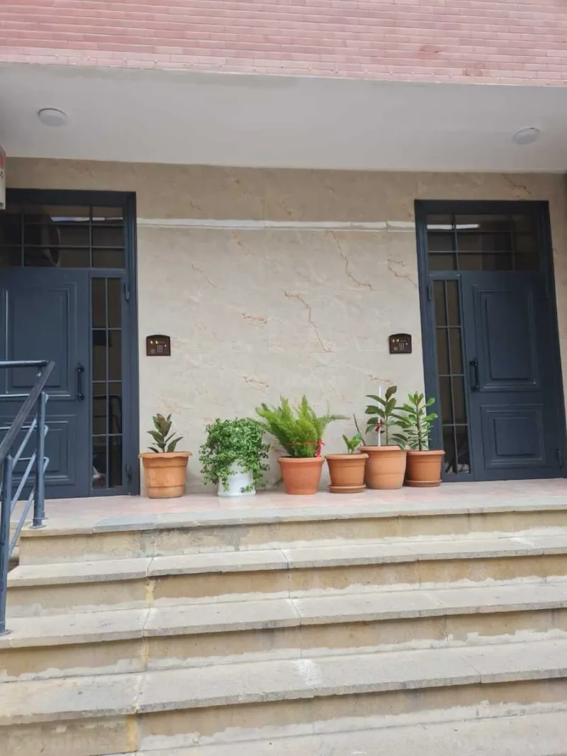 3 otaqlı Mənzil 136 m² 28 May m. Kirayə verilir