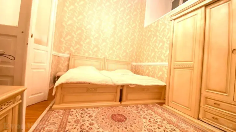 Satılır 4 otaqlı Mənzil Köhnə tikili 100 m² Sahil m. - şəkil 2