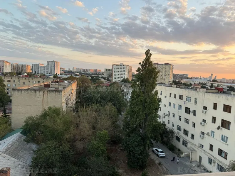 Satılır 2 otaqlı Mənzil Köhnə tikili 75 m² Bakıxanov - şəkil 2