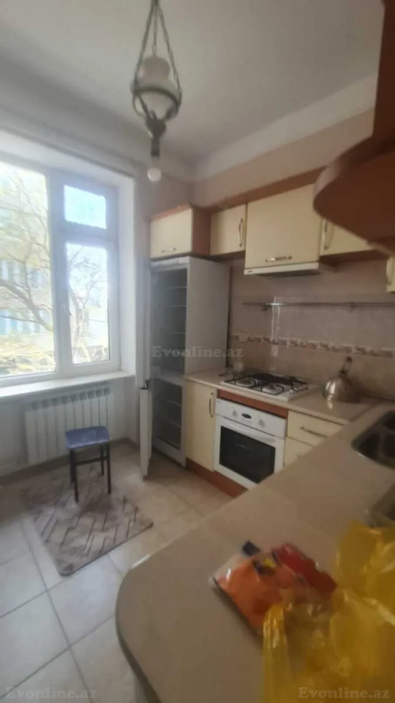 Kirayə verilir 3 otaqlı Mənzil Köhnə tikili 90 m² 28 May m.