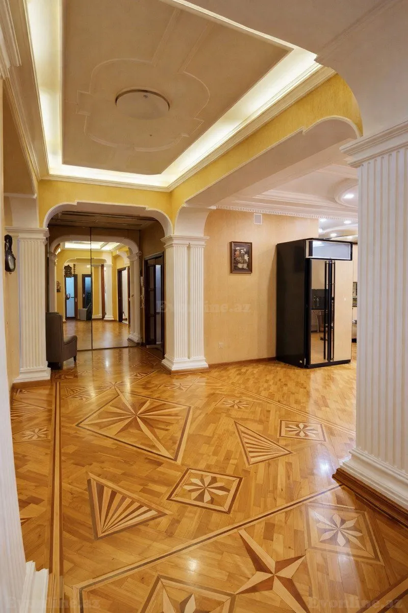 3 otaqlı Mənzil 130 m² 8 Noyabr m. Satılır