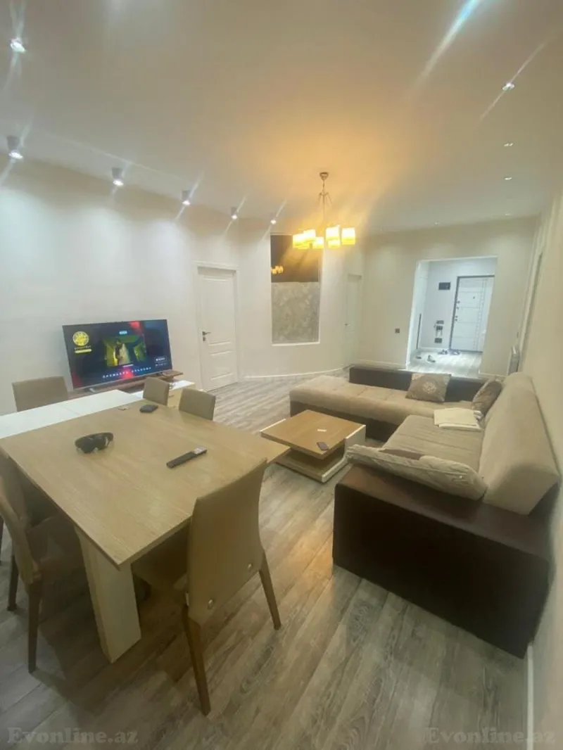 3 otaqlı Mənzil 111 m² 8 Noyabr m. Kirayə verilir