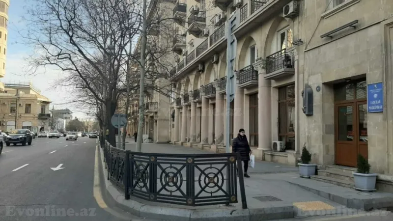 1 otaqlı Ofis 25 m² İçərişəhər m. Kirayə verilir