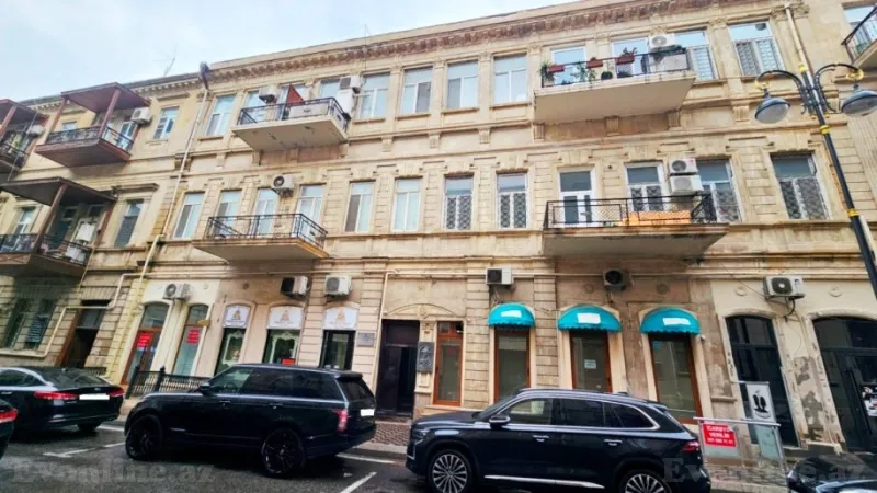 Satılır 5 otaqlı Mənzil Köhnə tikili 200 m² İçərişəhər m.