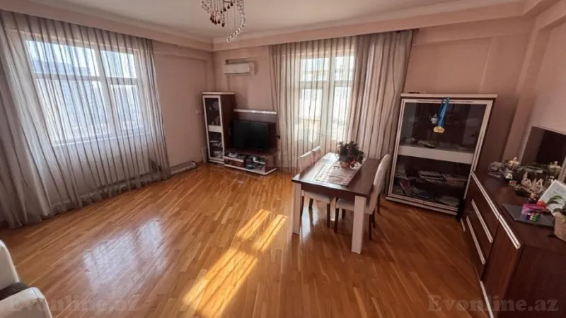 3 otaqlı Mənzil 124 m² İnşaatçılar m. Satılır