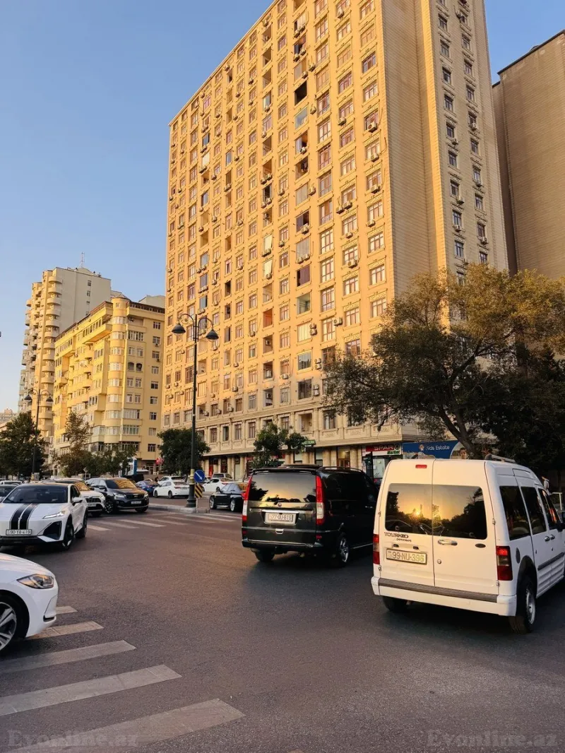 3 otaqlı Mənzil 120 m² İnşaatçılar m. Satılır