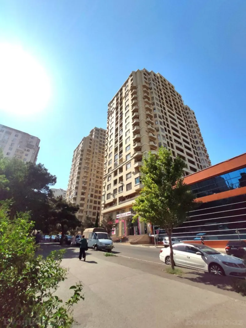 3 otaqlı Mənzil 137 m² İnşaatçılar m. Satılır