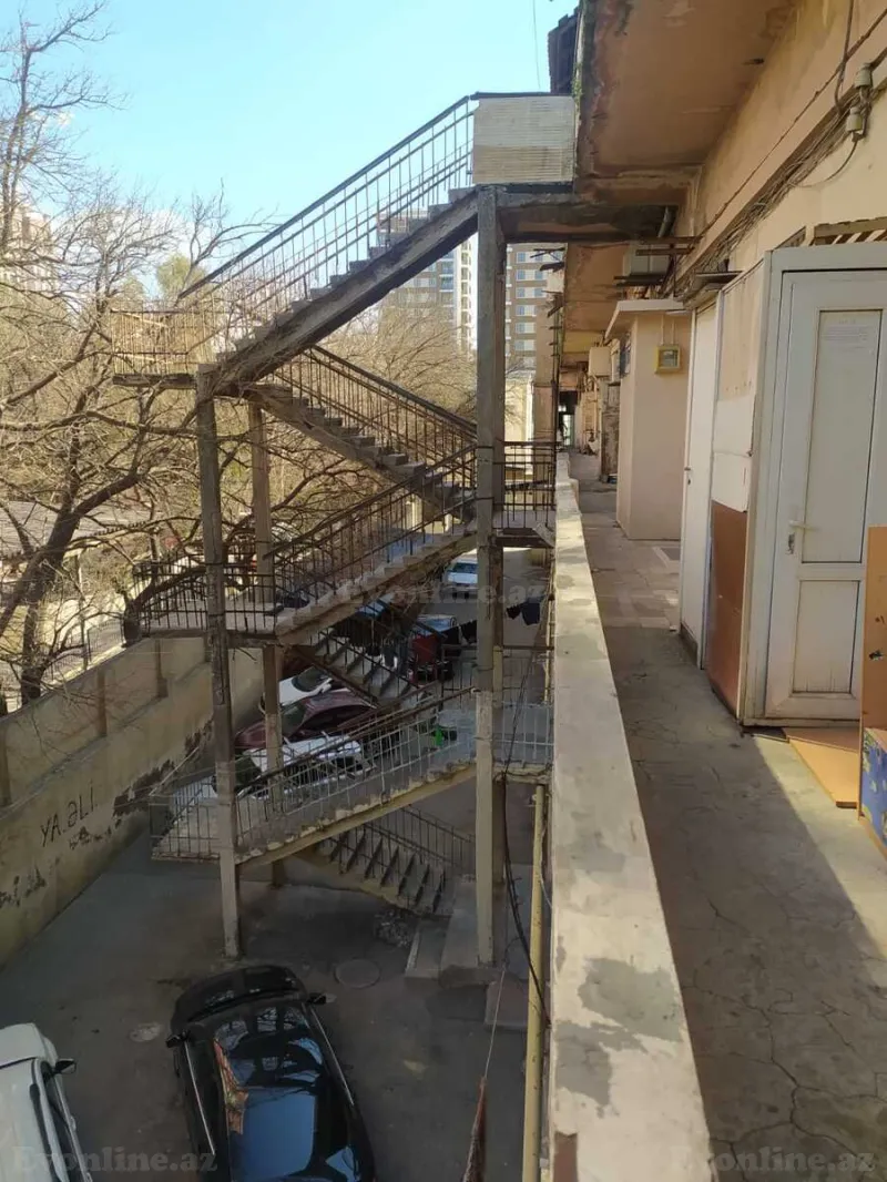 Satılır 3 otaqlı Mənzil Köhnə tikili 70 m² Nərimanov r. - şəkil 2