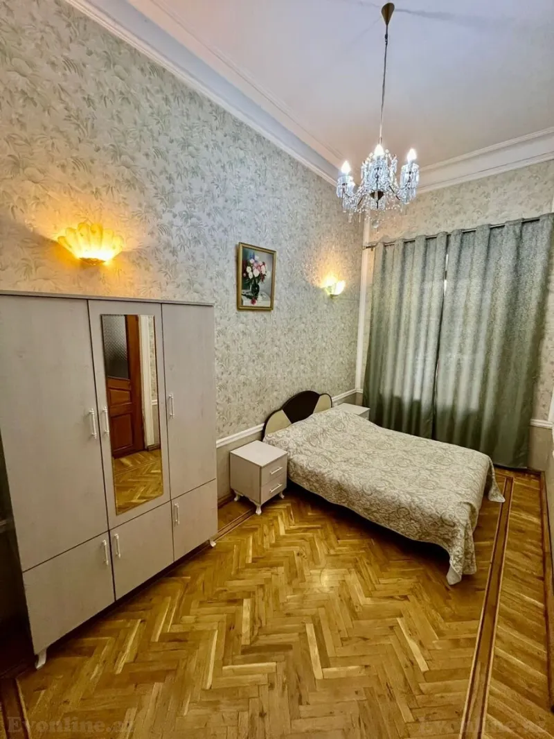 Kirayə verilir 3 otaqlı Mənzil Köhnə tikili 140 m² Sahil m.