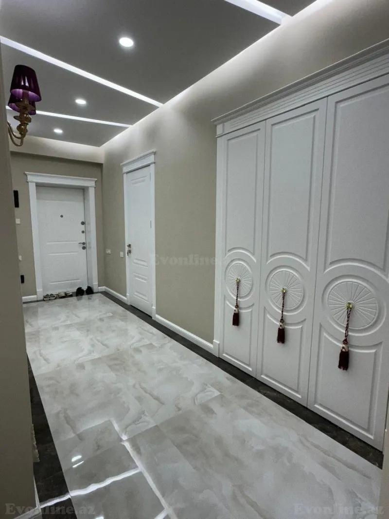 3 otaqlı Mənzil 90 m² İnşaatçılar m. Satılır