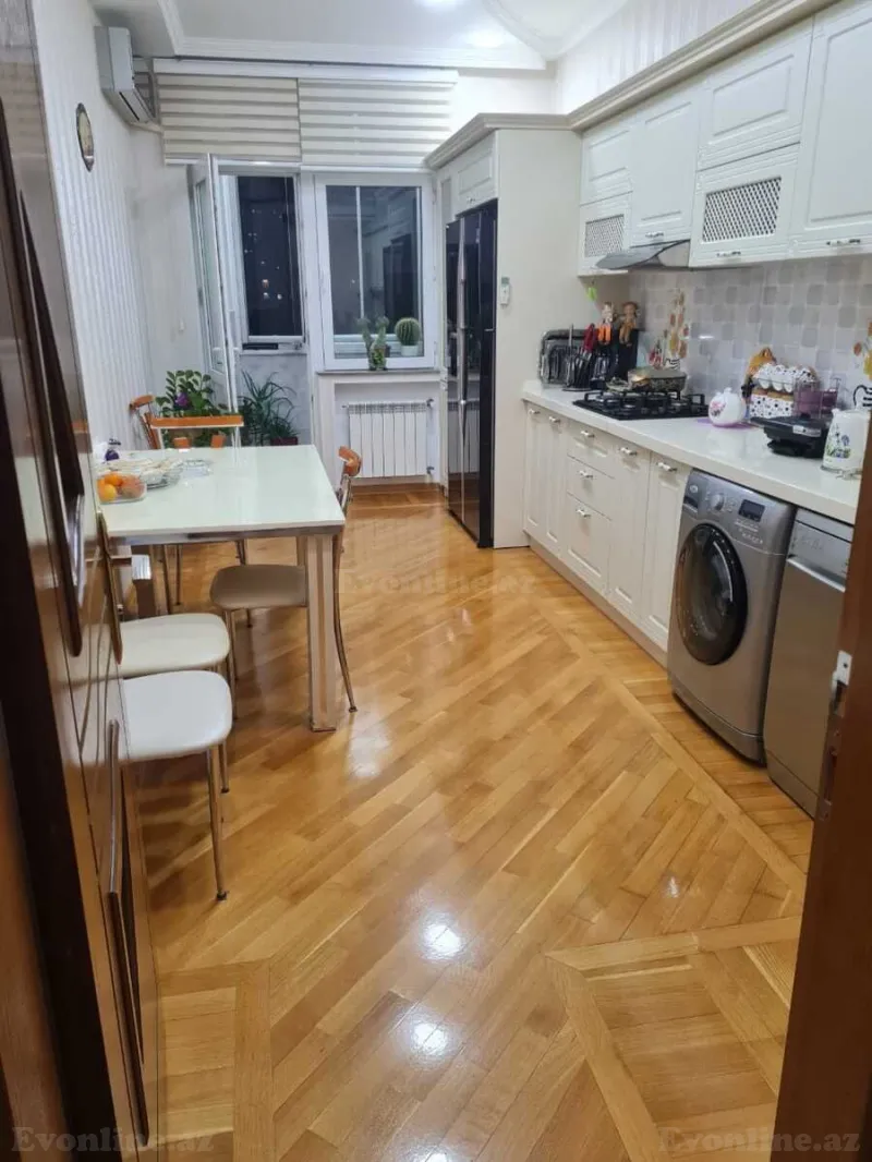 Kirayə verilir 3 otaqlı Mənzil Yeni tikili 136 m² Nizami m.