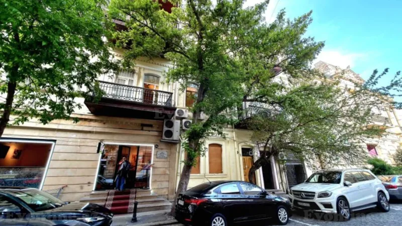 Satılır 3 otaqlı Mənzil Köhnə tikili 110 m² Sahil m.