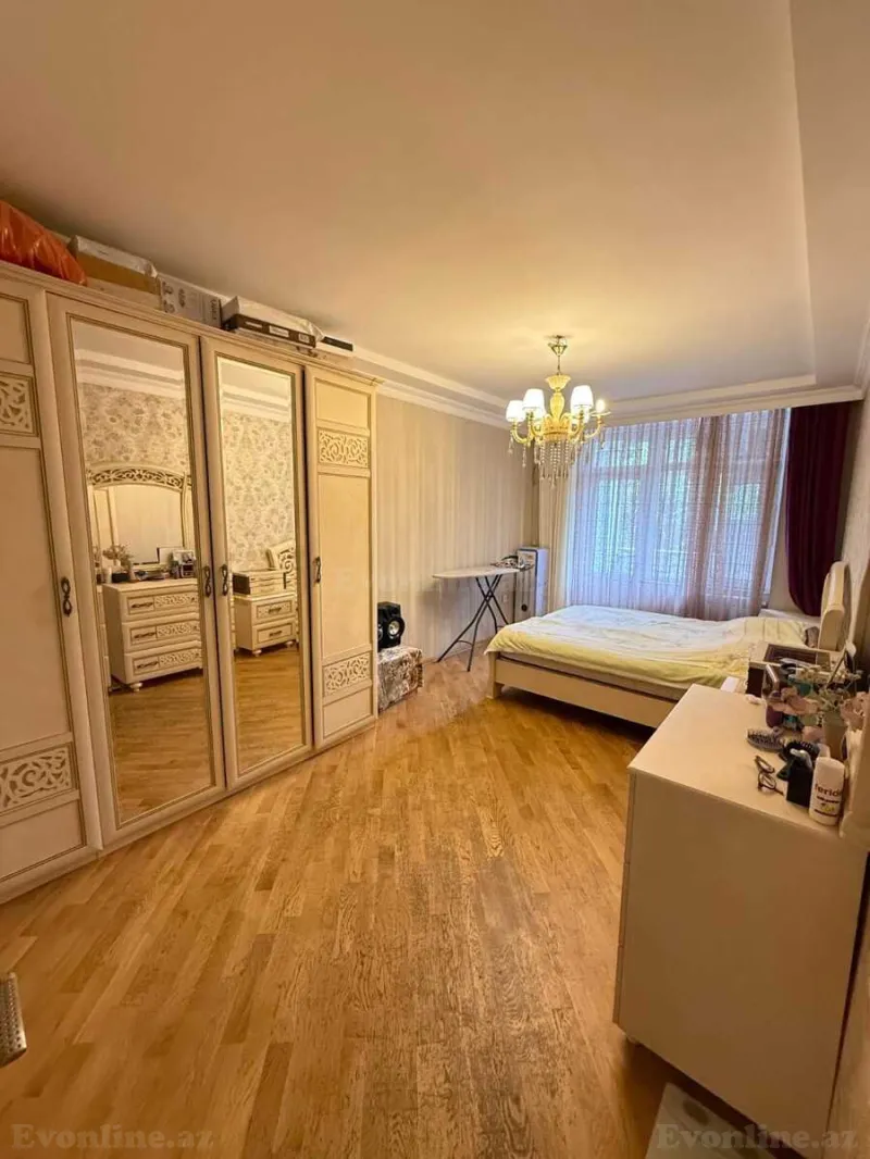 3 otaqlı Mənzil 90 m² 8-ci mikrorayon Satılır