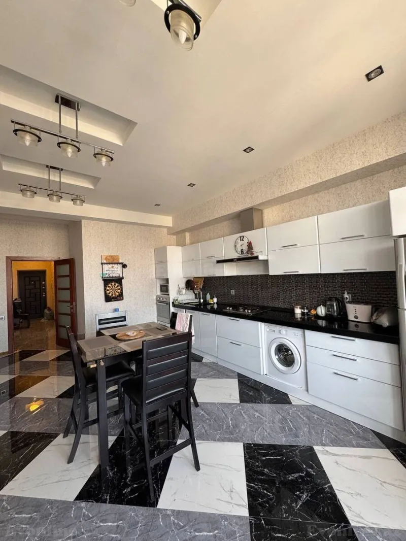 3 otaqlı Mənzil 145 m² Nizami m. Kirayə verilir